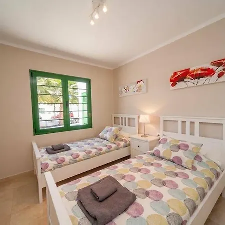 בית נופש Bandama 14! 2 Bedroom Newly Renovated Bungalow, Pocillos, Puerto Del Carmen. *